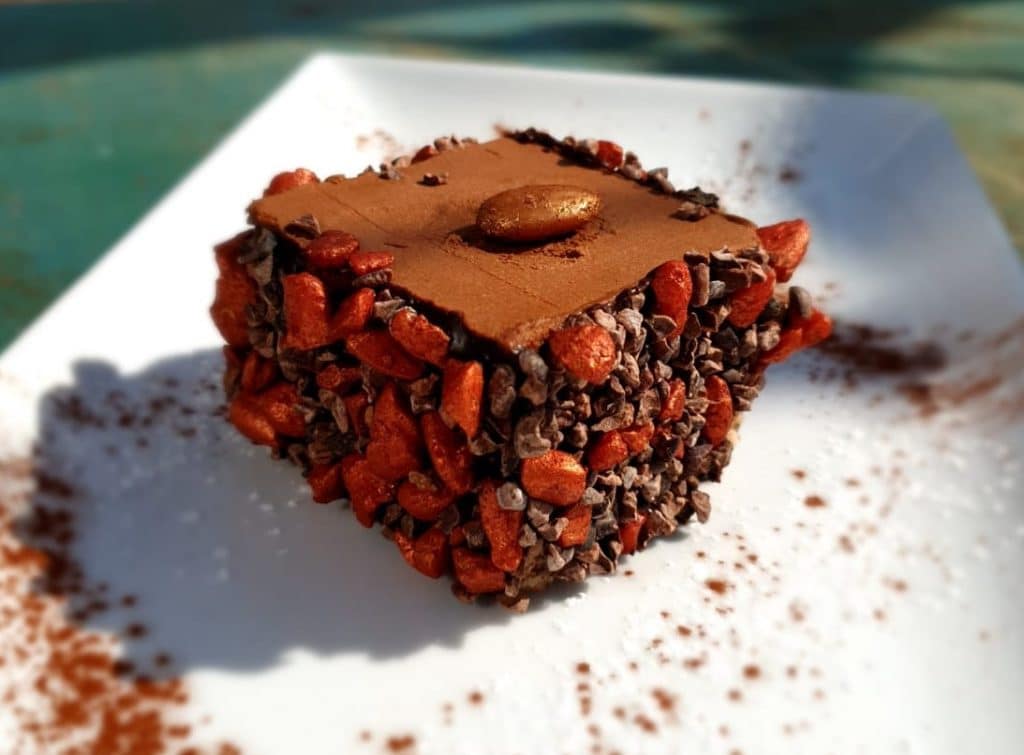 Entremet Chocolat noir, croquant Praliné, coulis fruits rouges ...